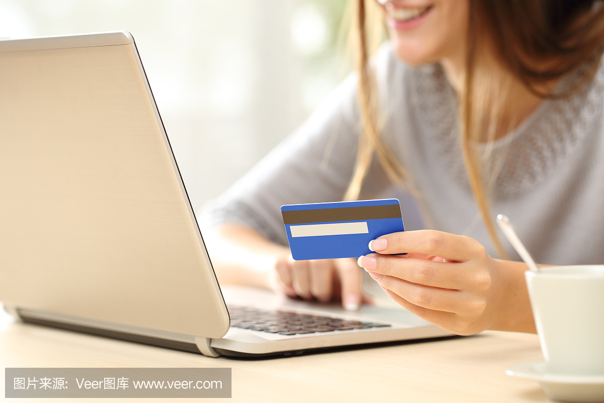用信用卡在网上购物的女人